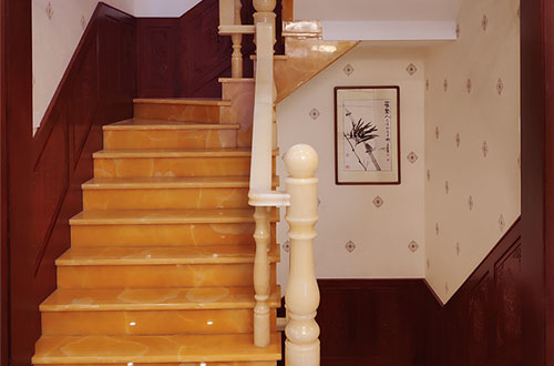 畜禽良种场中式别墅室内汉白玉石楼梯的定制安装装饰效果